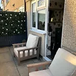 2 Bedroom House Close To City Centre With Gated Driveway
