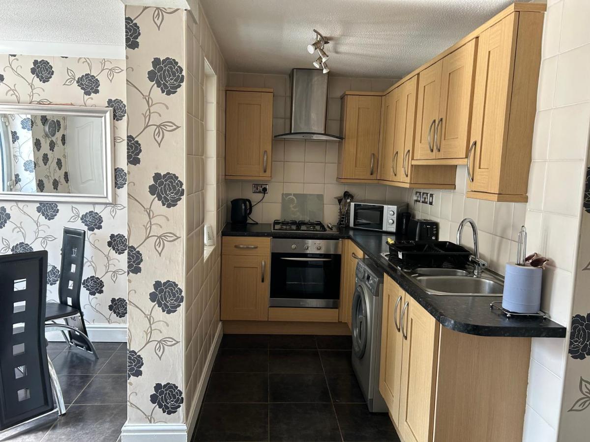 2 Bedroom House Close To Centre With Gated Driveway Holiday home Liverpool