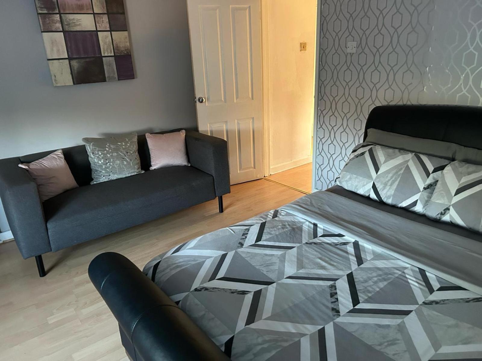 2 Bedroom House Close To Centre With Gated Driveway Holiday home Liverpool